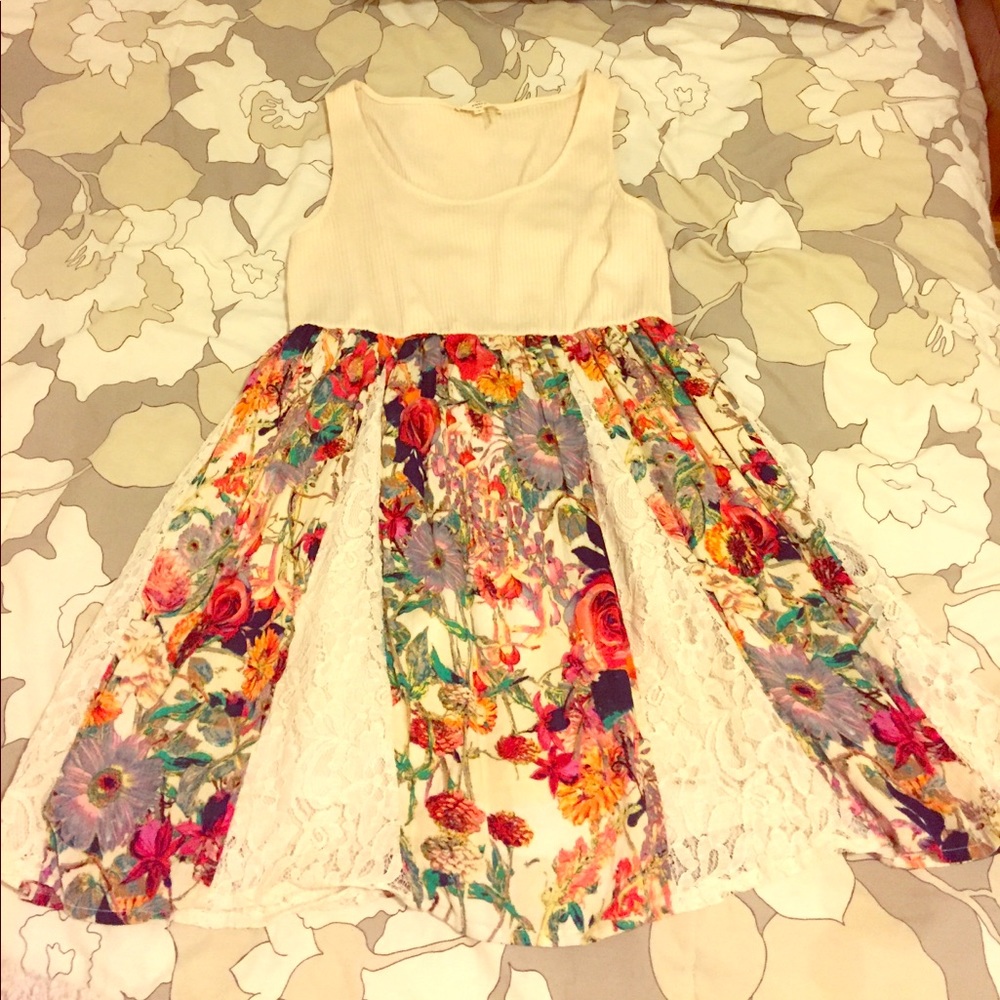 Brand new floral&lace dress with out the tags.