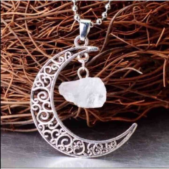 Jewelry - Quartz Vintage Moon Necklace