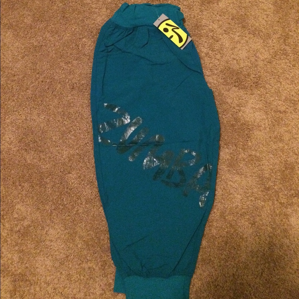 New with tags Feelin It Cargo Capri Zumba pants