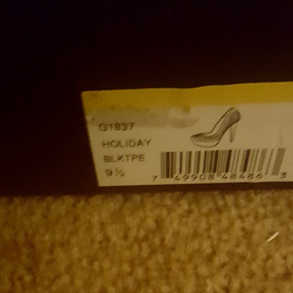 L.A.M.B. Holiday Two Toned Pump - Picture 3 of 3