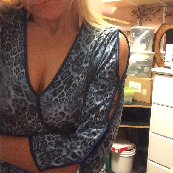 Blue cheetah print top - Picture 2 of 4