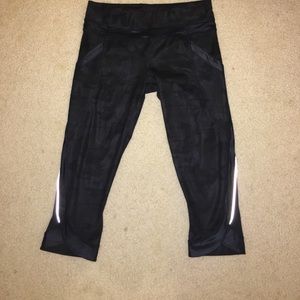 Camouflage pattern Lululemon cropped leggings