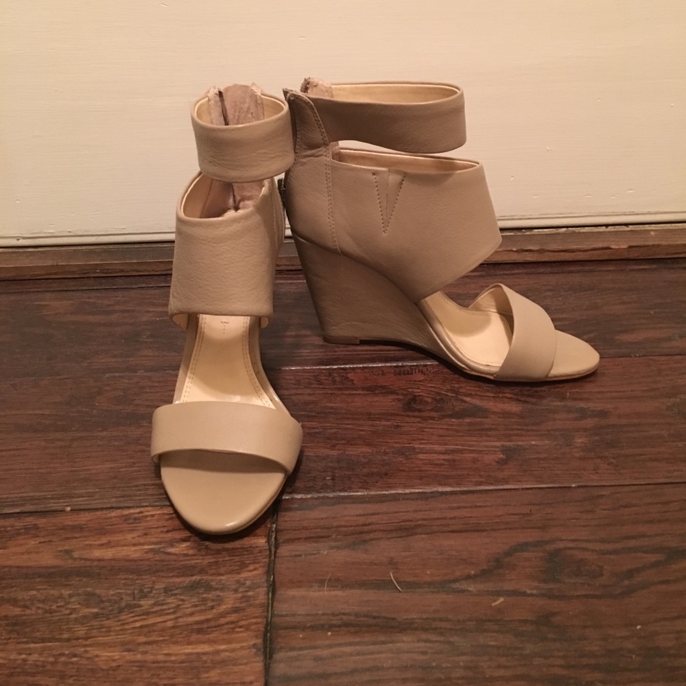 Nude leather wedges