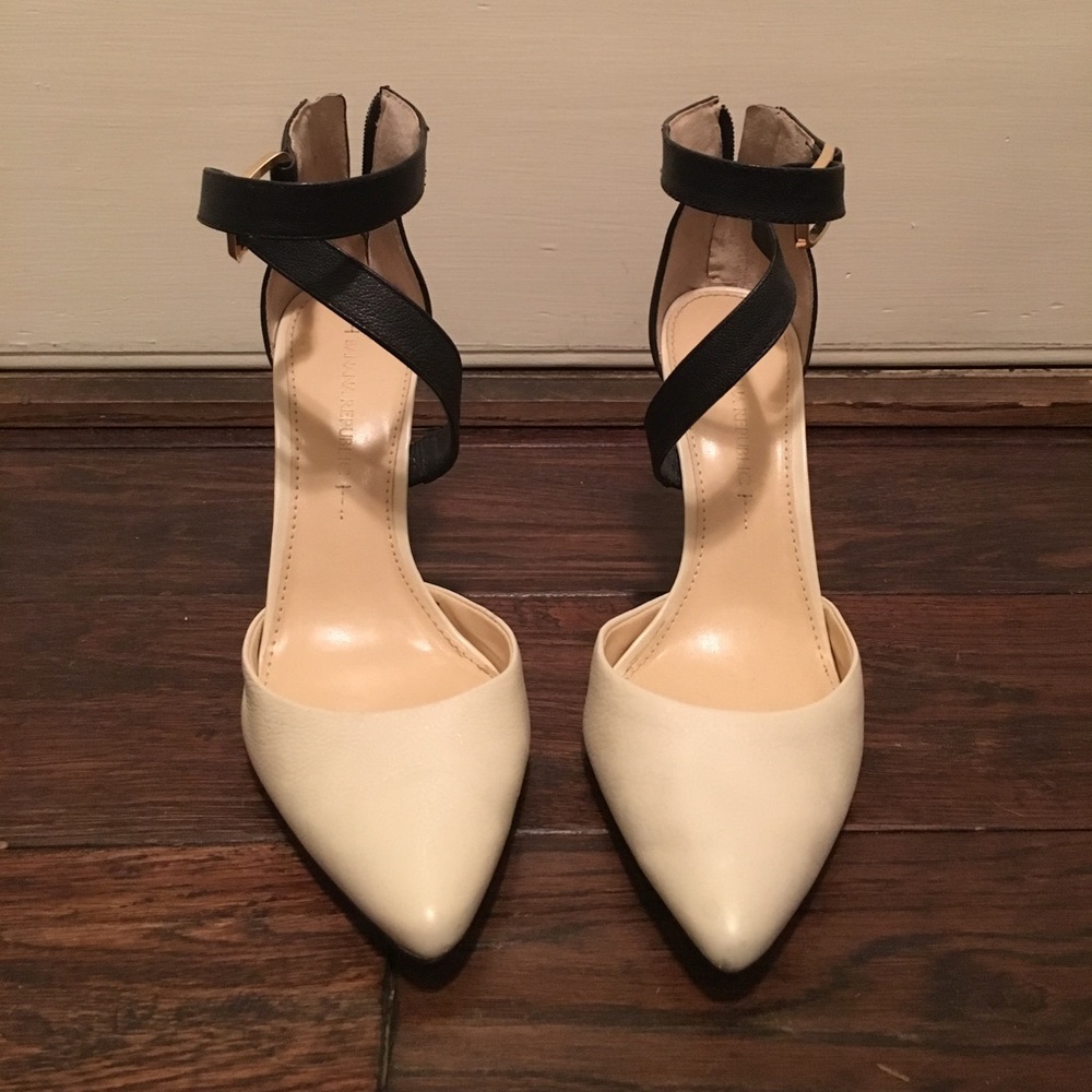 Dual-toned pointy toe pumps