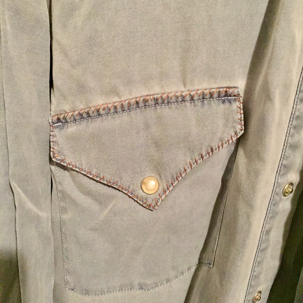 Button up. - Picture 2 of 3