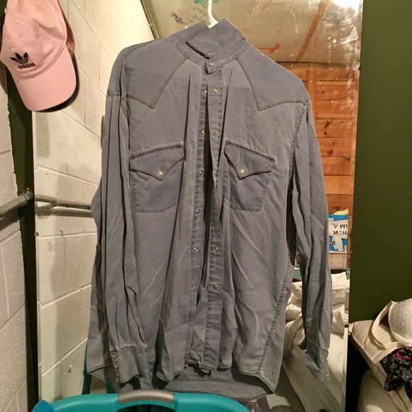 Button up. - Picture 1 of 3