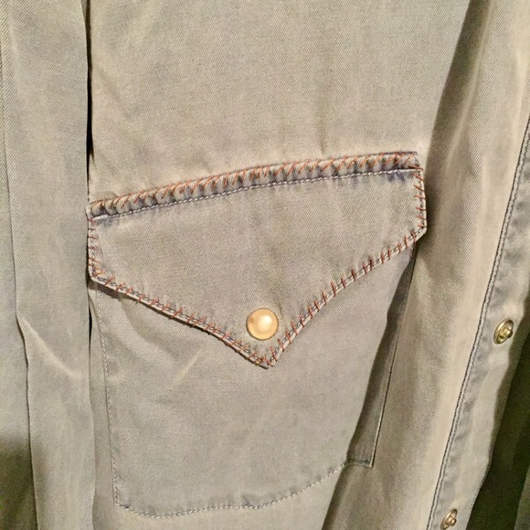 Button up. - Picture 2 of 3