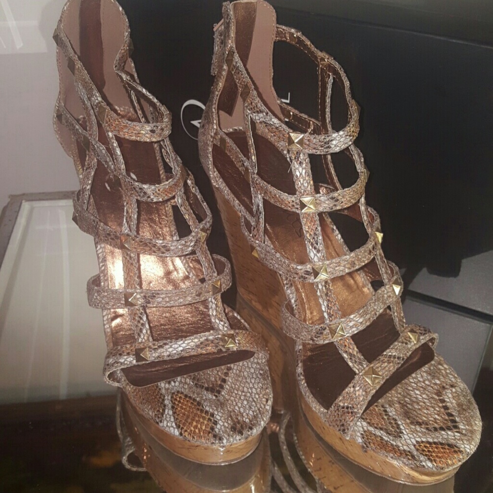 ❤COCONUTS WEDGE GOLD SNAKE SHOES.❤
