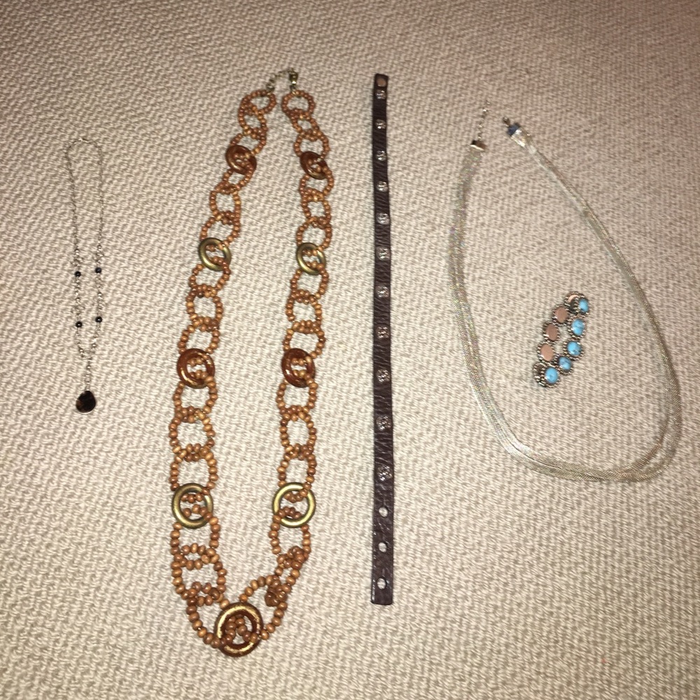 Necklaces / bracelets