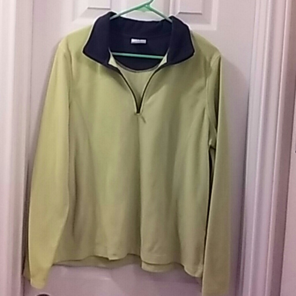 Top ..size L but fits more like M