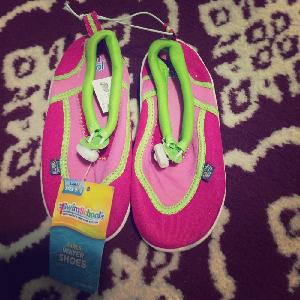 New w/ Tags, Girls Water Shoes, Size 9/10💙