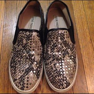 Steve Madden snakeskin shoes with studs size 6.