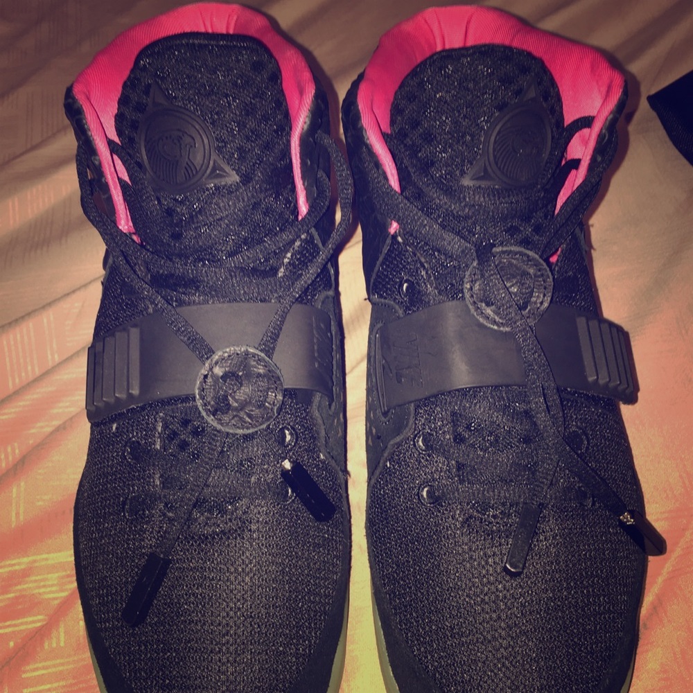 Nike Air Yeezy 2 Solar Red Authentic.