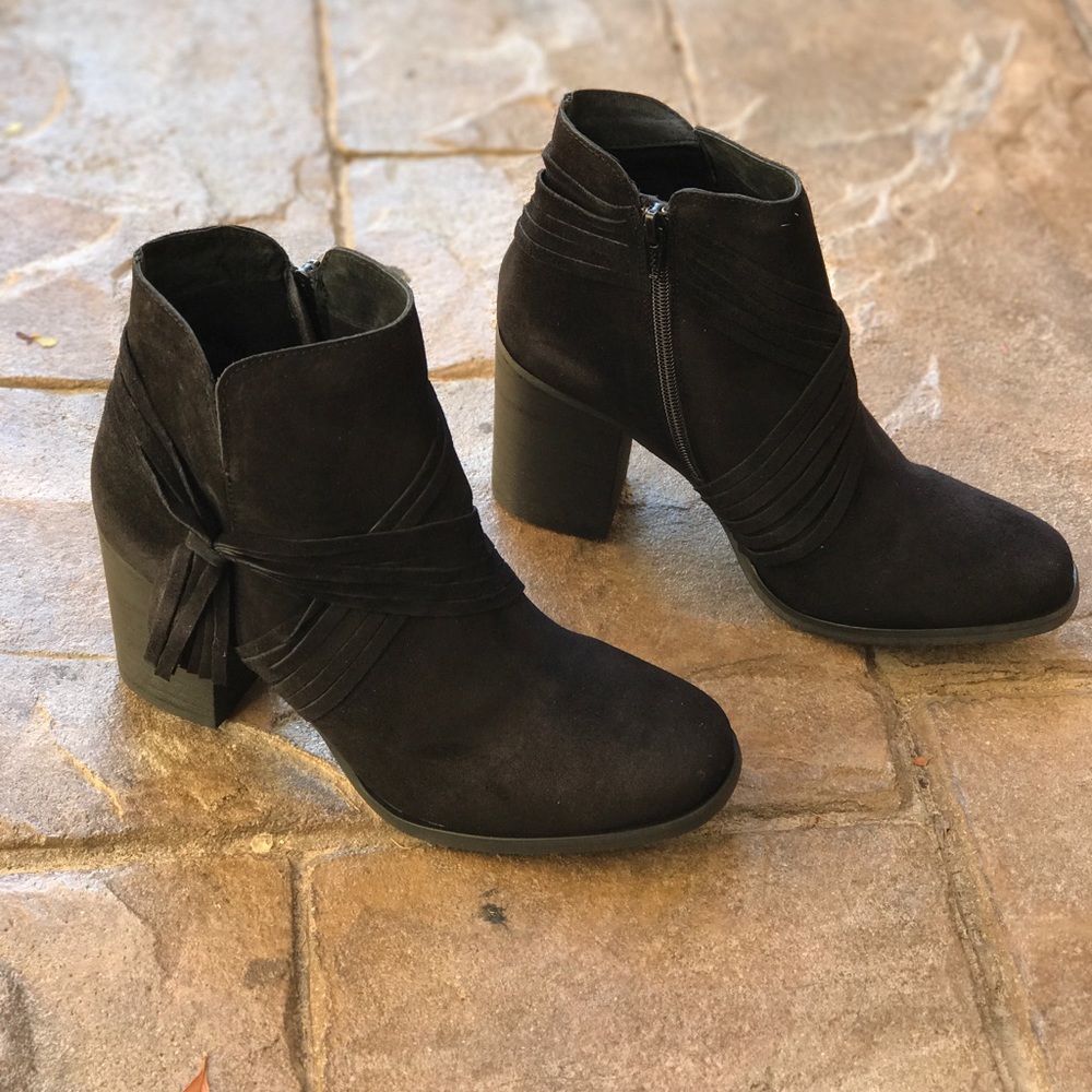 Black Crisscross Tassel Fringe Suede Booties - Picture 4 of 7