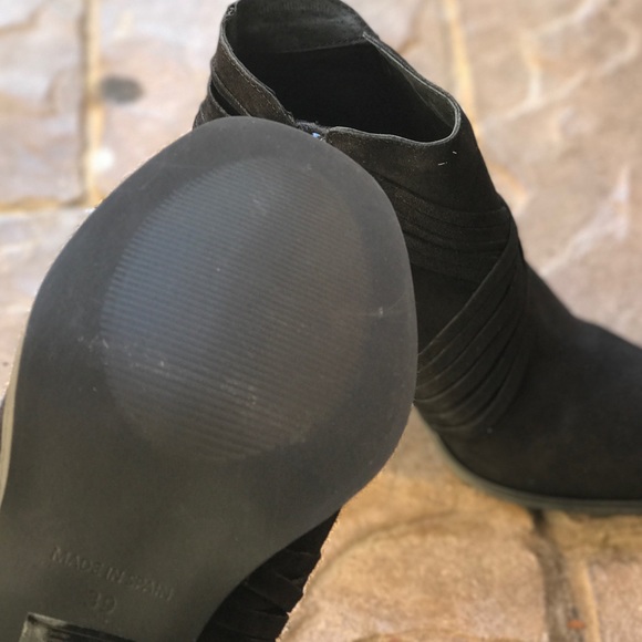 Black Crisscross Tassel Fringe Suede Booties - Picture 5 of 7