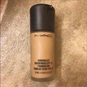 Mac Mineralized Satinfinish Foundation