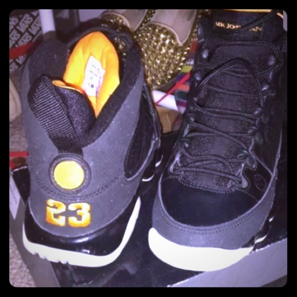 Air Jordan Retro 9 Size 6.5Y 302359-004