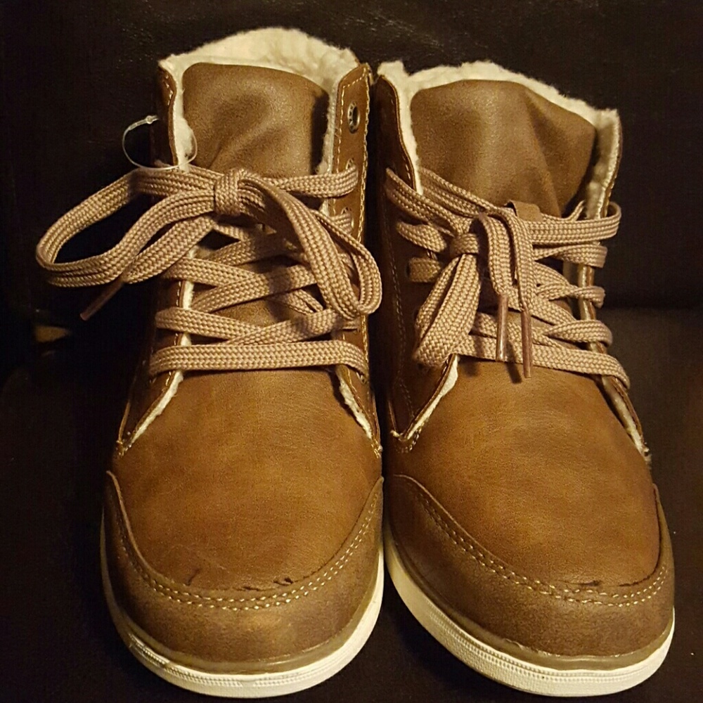 American Eagle Fleece Lined Shoes