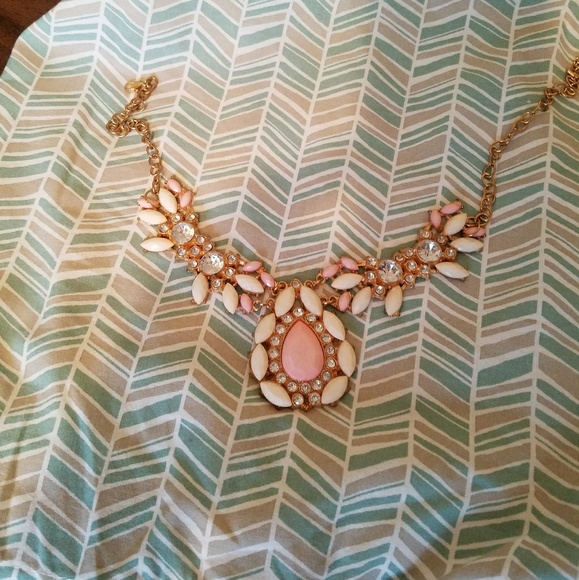 Pretty Statement Necklace - Picture 2 of 2