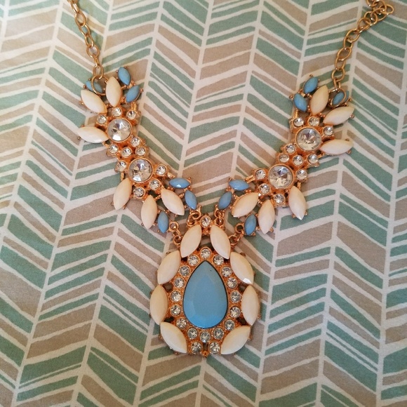 Pretty Statement Necklace - Picture 2 of 2