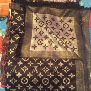 3 Gucci scarves & 1 Louis Vutttion