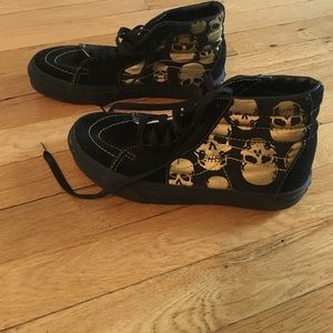 Vans hi top off the wall black w skulls