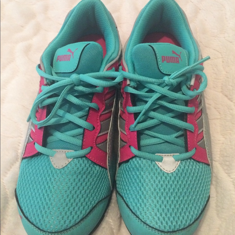 Women's puma sneakers. Size 7