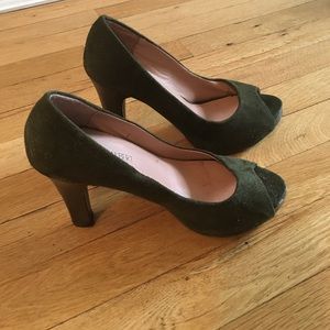Charles Albert green faux suede peep toe heel