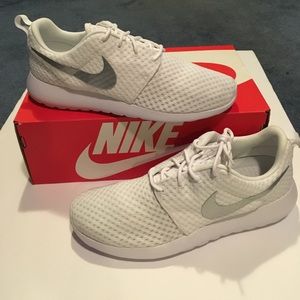 New Nike women's roshe one breathe triple white