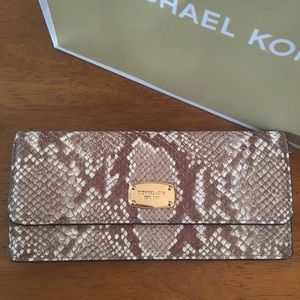 ⚡️24 HOUR SALE⚡️Michael Kors Leather Wallet