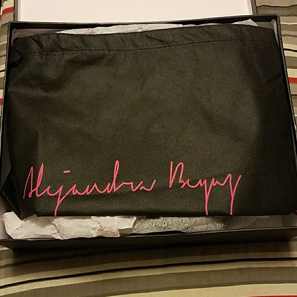 Trendy Stiletto boots /New Never Worn in box/dbag - Picture 4 of 4