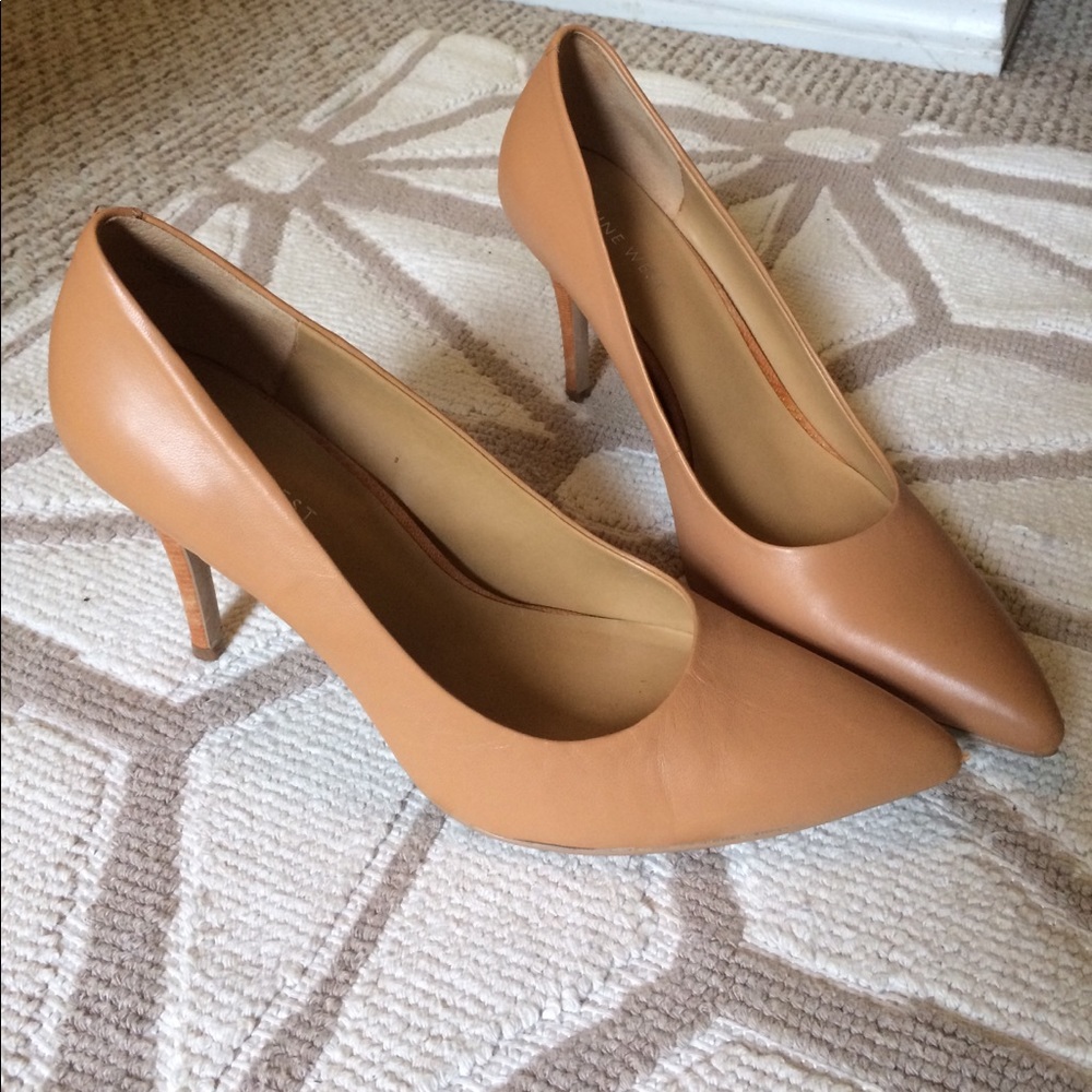 Nine West camel colored leather pumps. EUC!