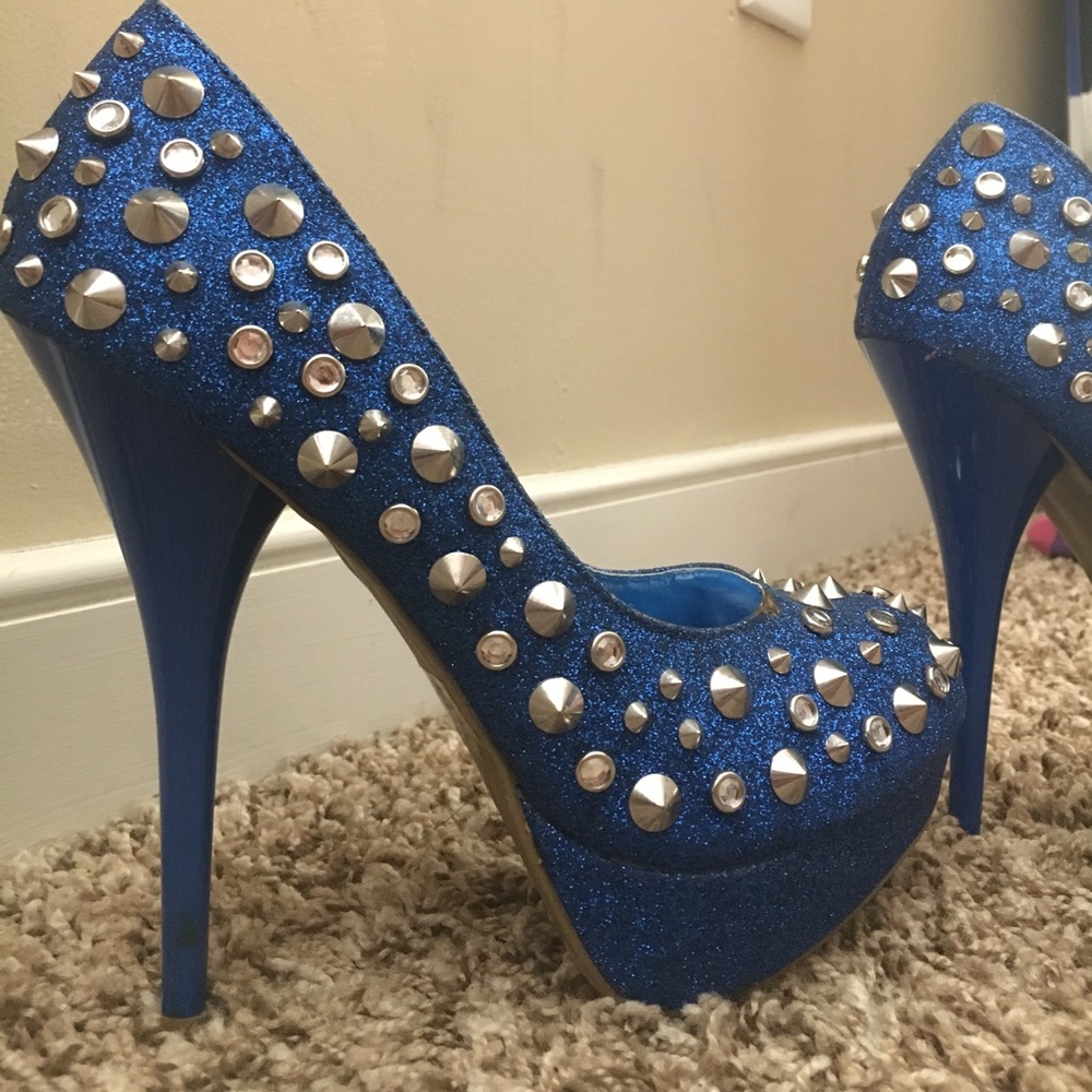 Blue spiked Pumps