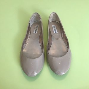 Steve Madden beige patent leather flats