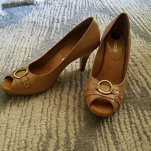 Aerosoles peep toe pumps