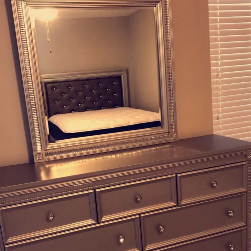 Queen bedroom set (2mnths old with papers)