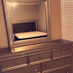 Queen bedroom set (2mnths old with papers)