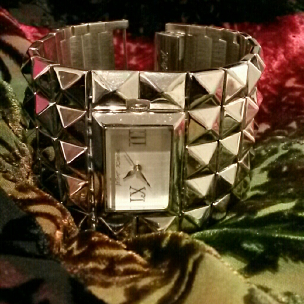 Betsy Johnson Pyramid Silverstone lg.watch