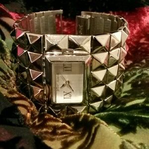 Betsy Johnson Pyramid Silverstone lg.watch