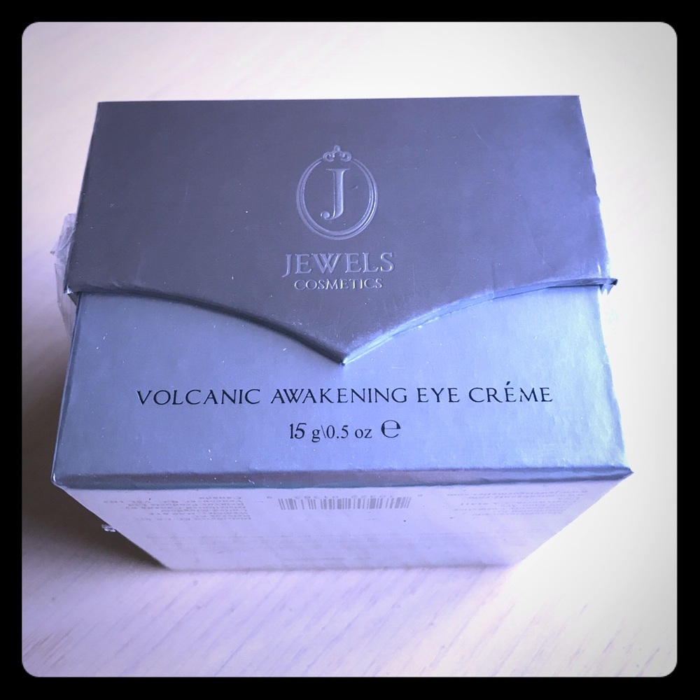 Volcanic awakening eye cream