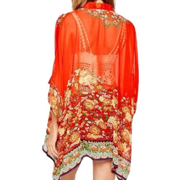 Red floral kimono 🌹🌼 - Picture 2 of 2