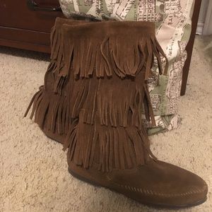Minnetonka boots size 9