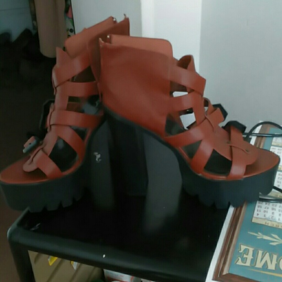 Size 10 heels and boots - Picture 2 of 8