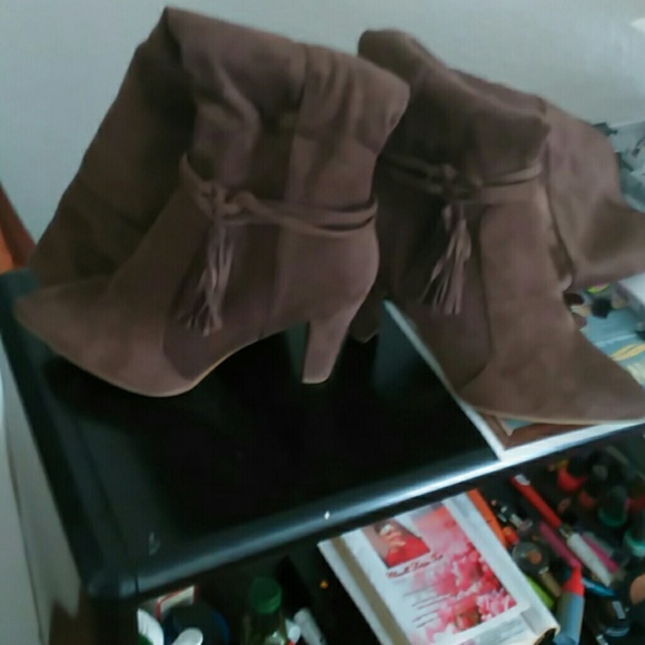 Size 10 heels and boots - Picture 8 of 8