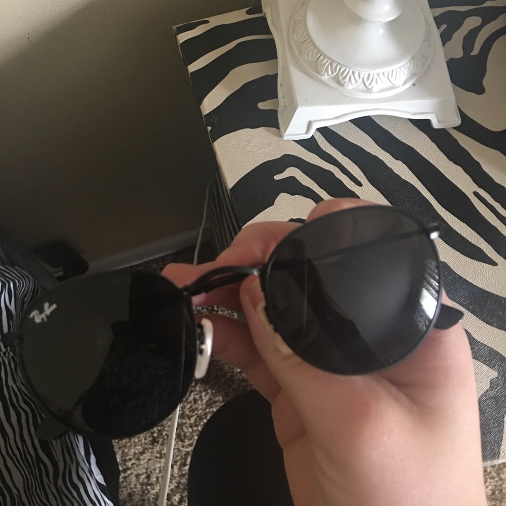 All black round Ray Bans