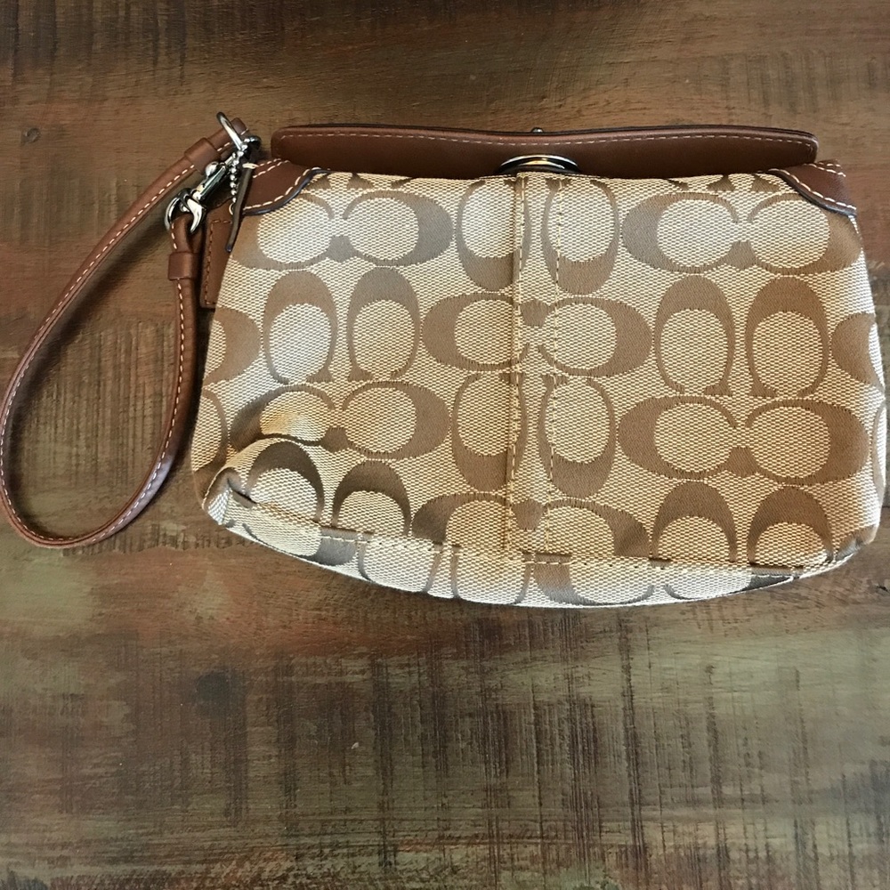 Coach Wristlet. Brown. Big Cs