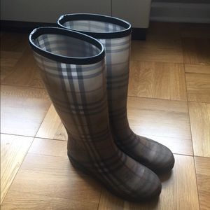 Never worn Burberry Rainboots