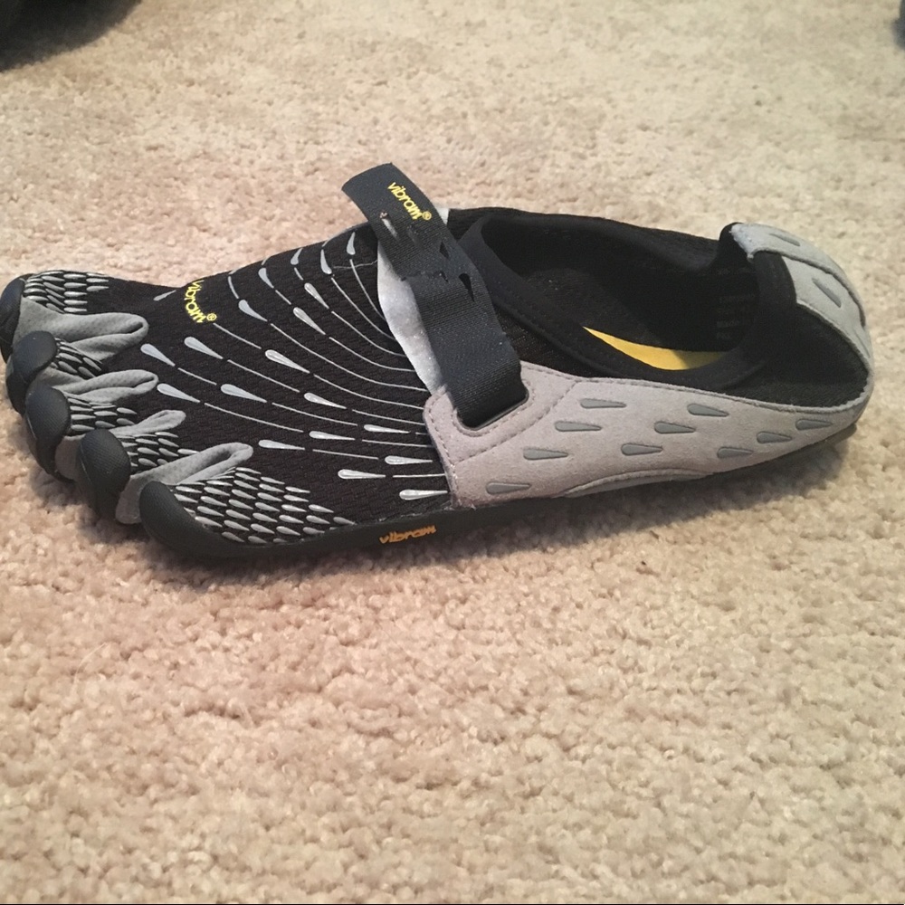 Never worn Vibram Men's SEEYA 13m3902
