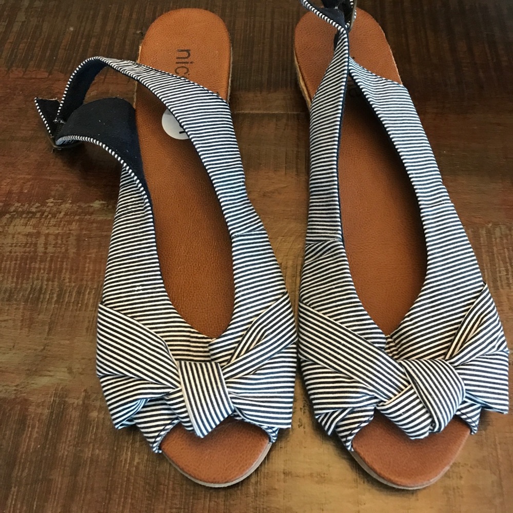 Adorable summer peep toed flats.