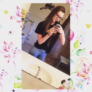 Meet your Posher, Courtney lynn